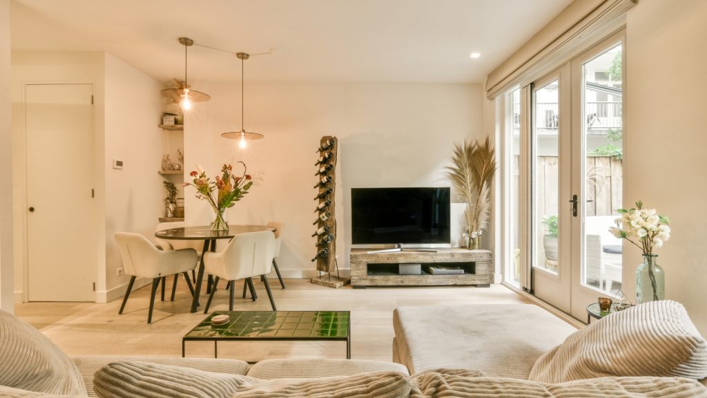 Beleuchtung in einem modernen Wohnzimmer mit Küche